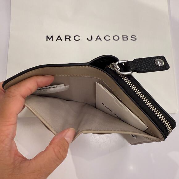 Best Price‼️Marc Jacobs 4F5SMP025S01 Mini Compact Wallet BLACK/WHITE - Picture 4 of 6
